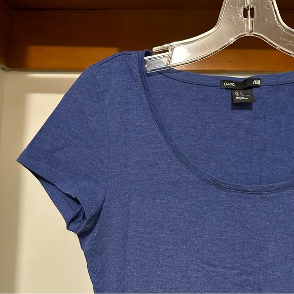 H&M women’s blue scoop neck size small tshirt - Picture 2 of 4